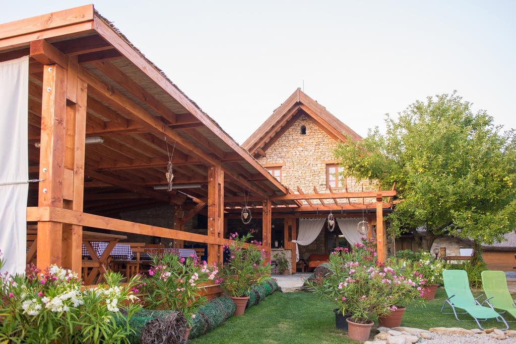 Juhfark Fogado Es Borhaz Bed & Breakfast Balatoncsicso Bagian luar foto