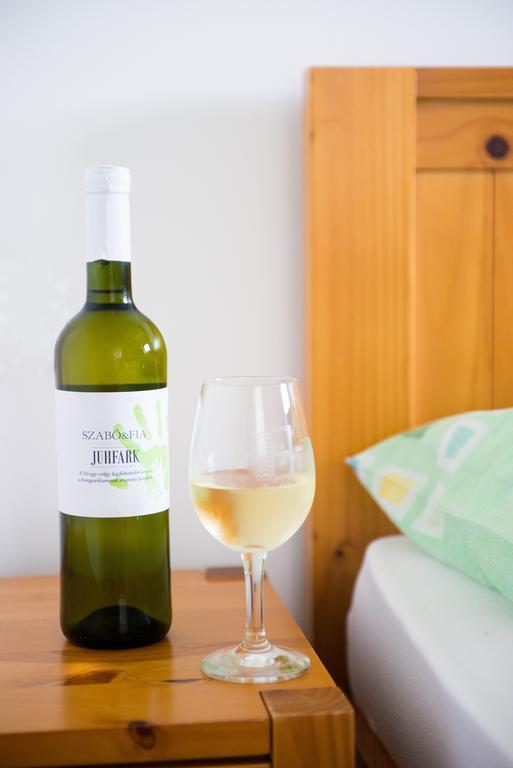Juhfark Fogado Es Borhaz Bed & Breakfast Balatoncsicso Bagian luar foto
