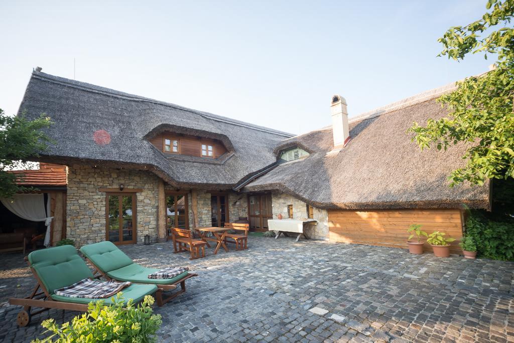 Juhfark Fogado Es Borhaz Bed & Breakfast Balatoncsicso Bagian luar foto