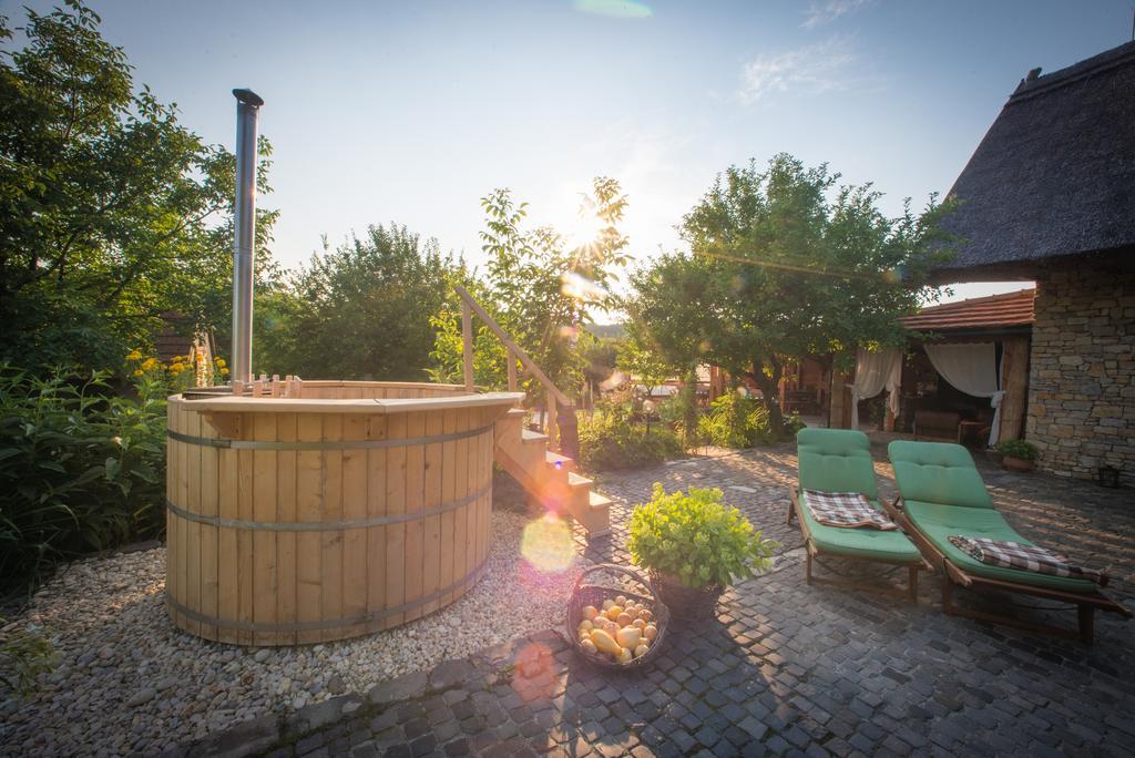 Juhfark Fogado Es Borhaz Bed & Breakfast Balatoncsicso Bagian luar foto