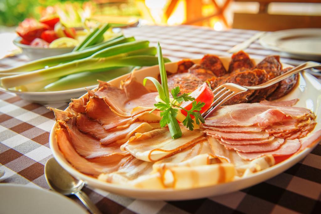 Juhfark Fogado Es Borhaz Bed & Breakfast Balatoncsicso Bagian luar foto