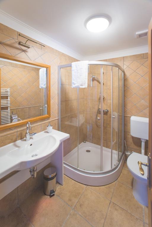 Juhfark Fogado Es Borhaz Bed & Breakfast Balatoncsicso Bagian luar foto
