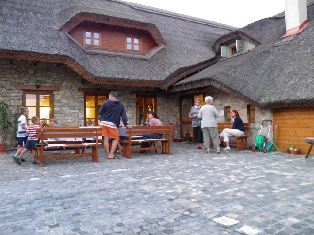 Juhfark Fogado Es Borhaz Bed & Breakfast Balatoncsicso Bagian luar foto